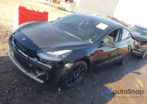 2021 Tesla Model 3 Standard Range Plus Rear-Wheel Drive z USA, uszkodzony, nr VIN 5YJ3E1EA3MF092105